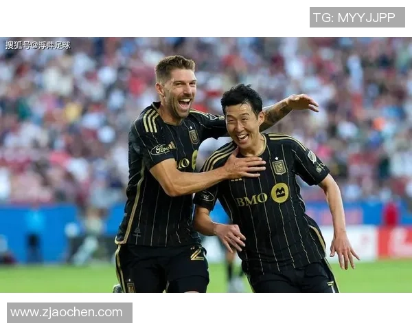 足球明星孙兴慜在赛场外的精彩瞬间与粉丝互动照相记录 足球明星孙兴慜在赛场外的精彩瞬间与粉丝互动照相记录